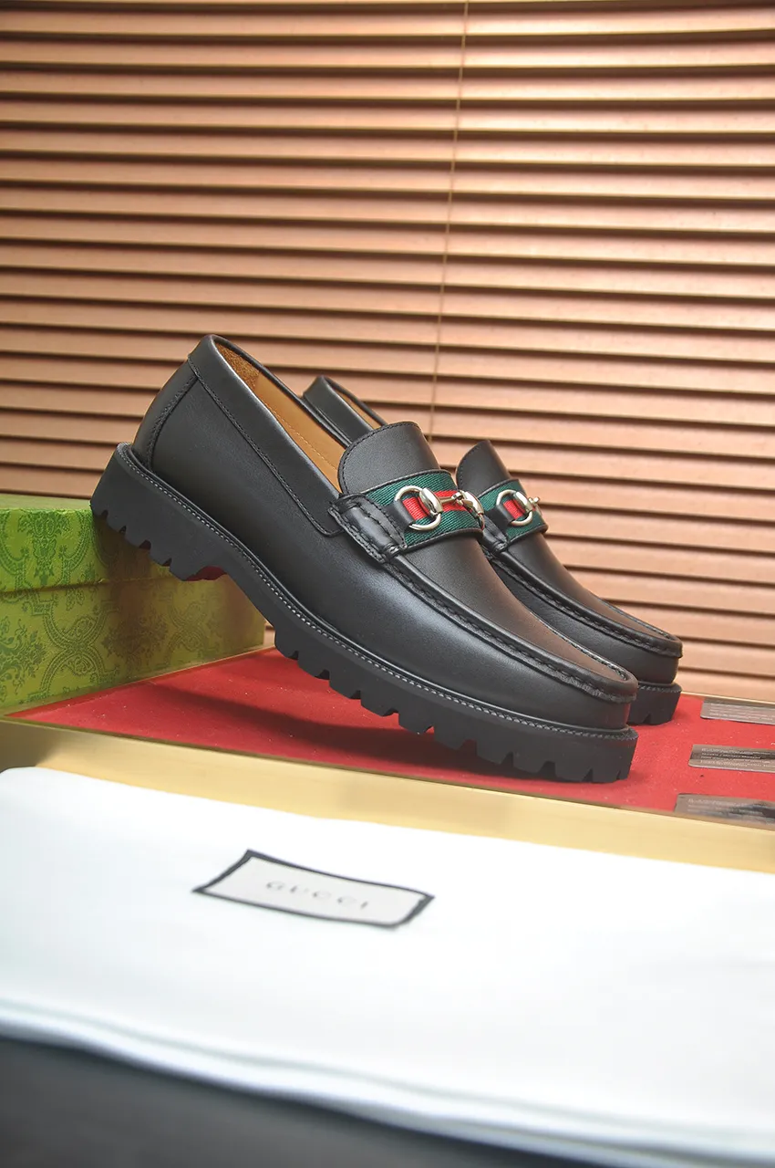 Men's shoes💰560💶Italy's top luxury men's shoe giant (GUCCI) (Gucci) (full cowhide lining) new arrival🍃Original European style🔰 Pleasant to the eye😍In order to make the shoes more durable and non-deformable🌀The production continues to follow traditional methods but there is still no lack of innovation💪Choose original sheepskin for the leather♻️ Smooth and natural And extra bright ⭐Made of imported cowhide, the first choice of rich people 38-45 (45 customized)